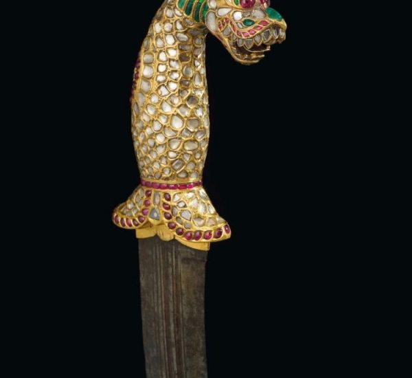 嵌宝石金质柄匕首（金贾尔匕首Kinjal）。这一yali造型的手柄镶嵌精美钻石、红宝石和祖母绿，搭配精钢匕首刃。坦加布尔或迈索尔，印度南部，1790年-1810年