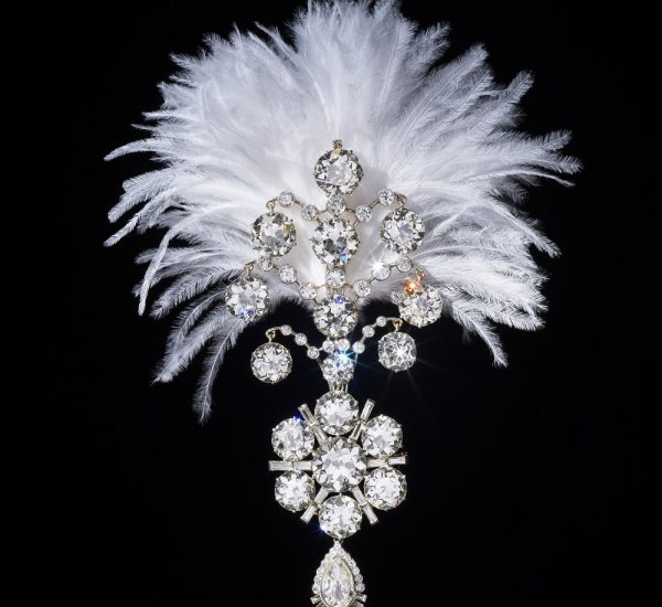 美好年代（Belle Époque）钻石jigha，1907年，大约在1935年经过重新设计。头巾装饰镶嵌老式长方形和梨形切割钻石，采用白金材质，背面搭配羽状支架，下半部分可以拆卸并作为胸针佩戴