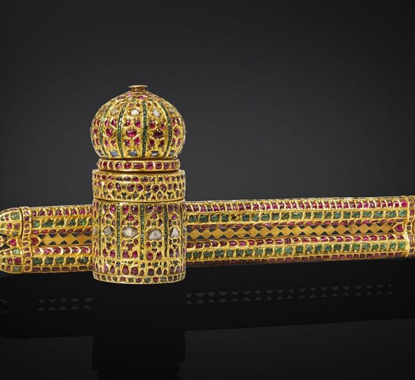 嵌祖母绿、红宝石和钻石的金质笔盒和墨水瓶（Davat-I Dawlat），墨水瓶下方刻有一只神鸟（hamsa）。德干，印度中部，16世纪后期